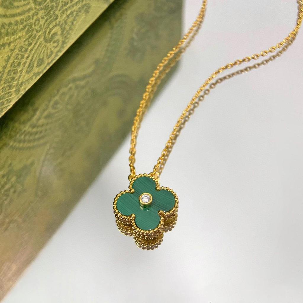 Collar de Trébol de Cuatro Hojas de Plata de Ley S925, Chapado en Oro con Nácar y Ágata sobre una Cadena Clavícula Cortada con Láser.