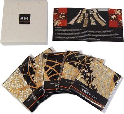 Perfekt als Geschenk Vorverpackt, in einer Box und bereit zum Verschenken. Set mit 5 Untersetzern aus Goldbrokat im japanischen Kimono-Stil (Miyabi).