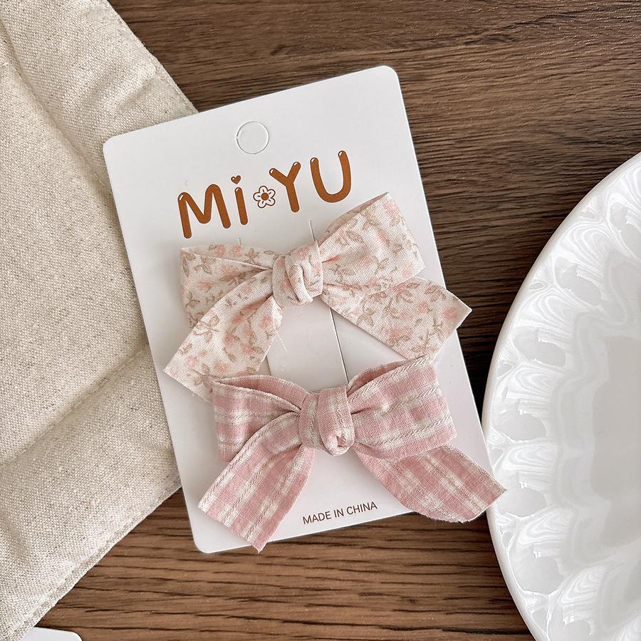 

Fabric Floral Bow Bag with Fabric Pleats and Clips for Girls with Checkered Style That Is Versatile and Features Side-blow Hairstyle Hair Clips