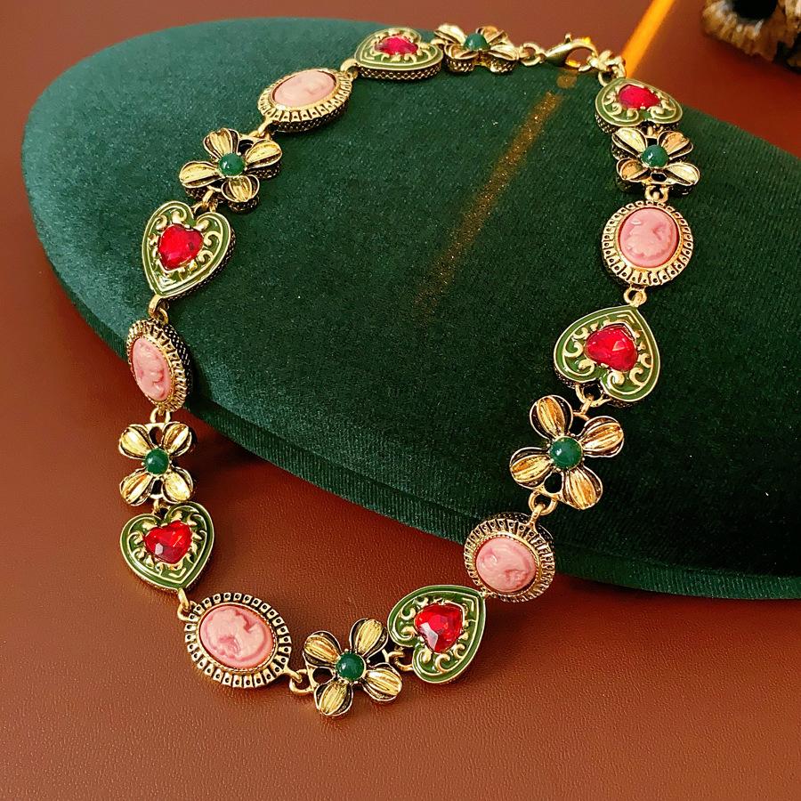 Vintage Exquiste Baroque Portrait Pendant Earrings for Women Palace Rhinestones Heart Flower Dangle Earring Accessories K1