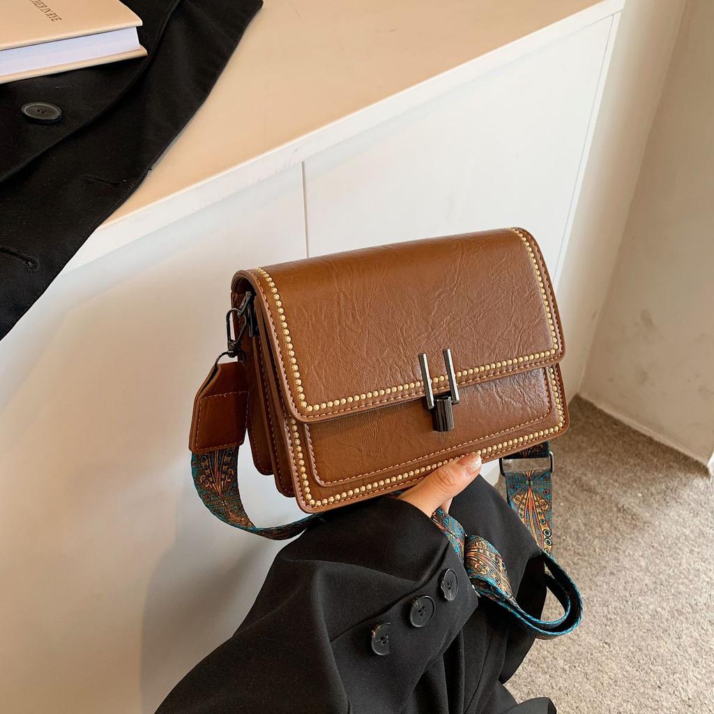 Stilvolle und einfache kleine quadratische Tasche mit breitem Schultergurt, Retro-Trend, Klappverschluss, vielseitiger Trend, diagonale Spannweite, einzelne Schultertasche für Damen