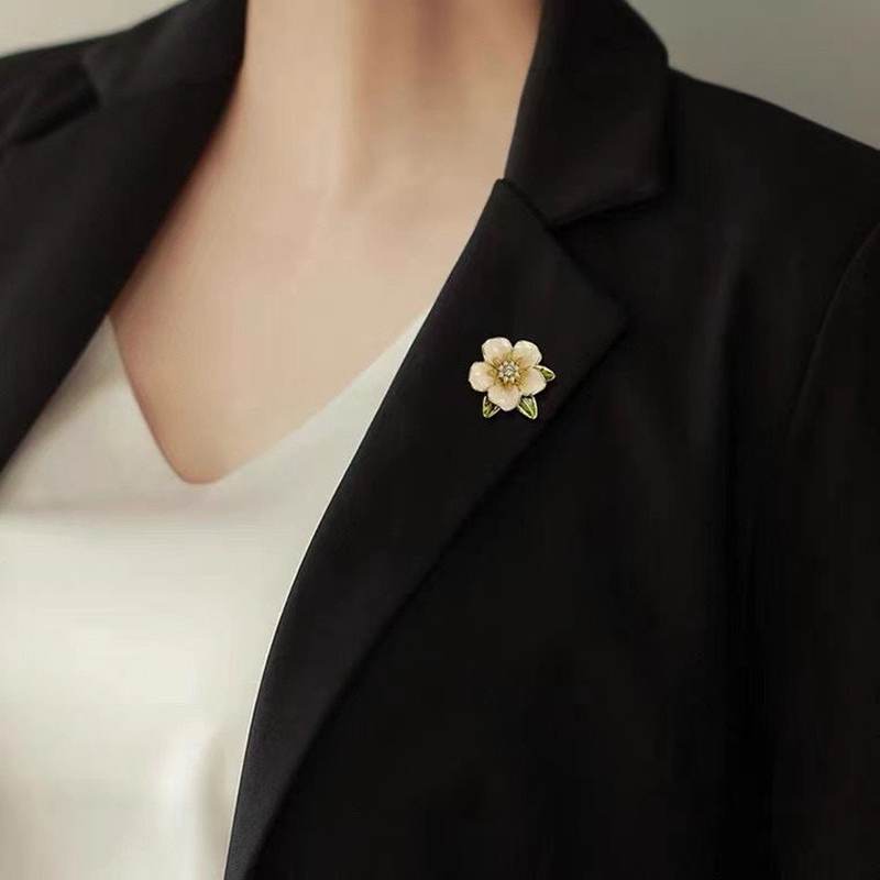 Elegant White Camellia Flower Brooches For Women Small Lapel Pins Plant Clothes Corsage Wedding Jewelry Accessories