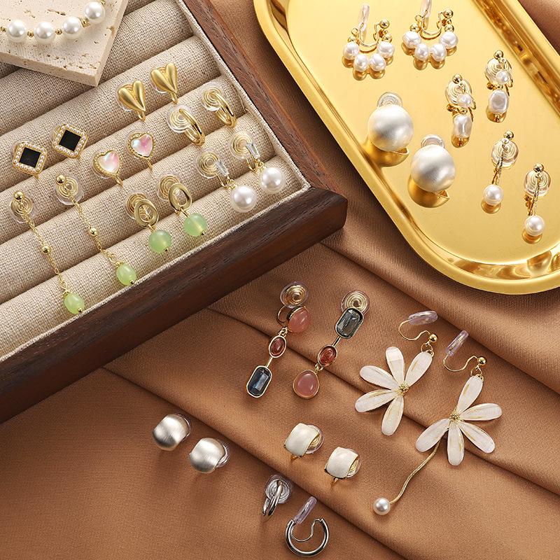 Korean Style Retro Pearl Ear Clip for Women - Mosquito Coil Holder, No Piercing, High-End, Fashionable and Versatile Luxury Earrings
