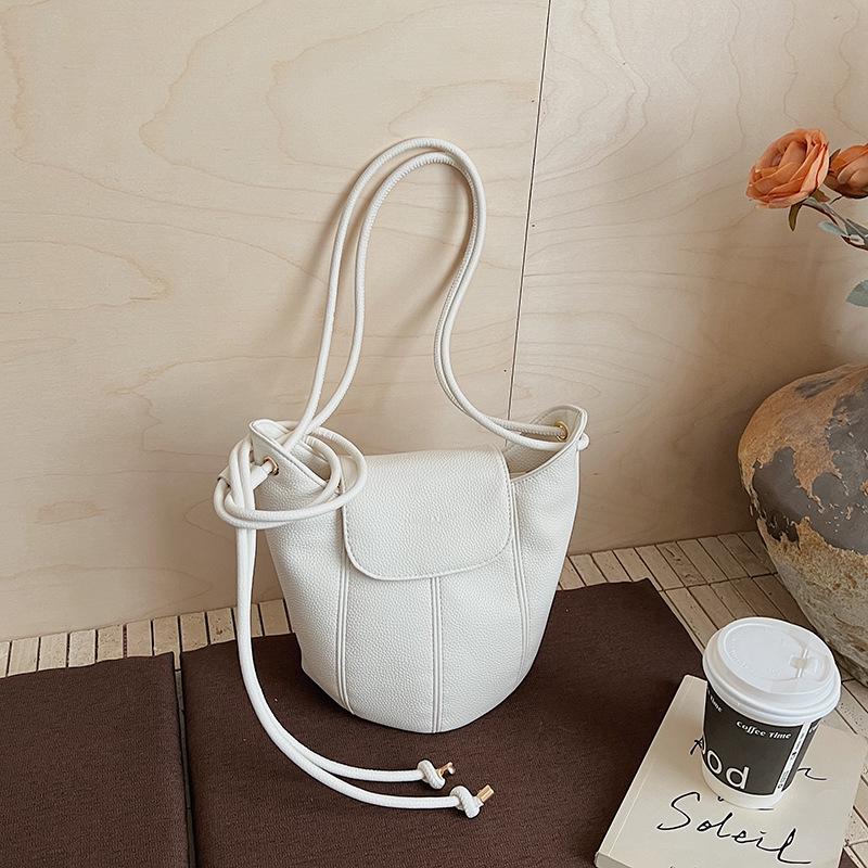 

Retro Pumpkin Crossbody Bag: Artistic and Versatile Shoulder Bag for Women білий