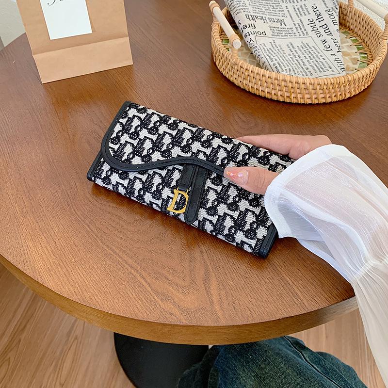 

Европейский и американский ретро кошелек тройного сложения: Женский короткий стиль с большой вместимостью, D-образным кольцом и множеством отделений для карт.