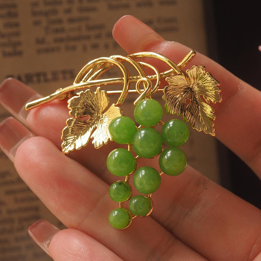 

Нишевая дизайнерская брошь-корсаж, стиль «виноградный фрукт», средневековый модный тренд зелёный