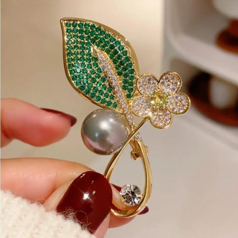 SKEDS Luxury Green Crystal Leaf Plant Flower Brooch for Women Banquet Corsage Elegant Pearl Suit Pin Lady Wedding Jewelry