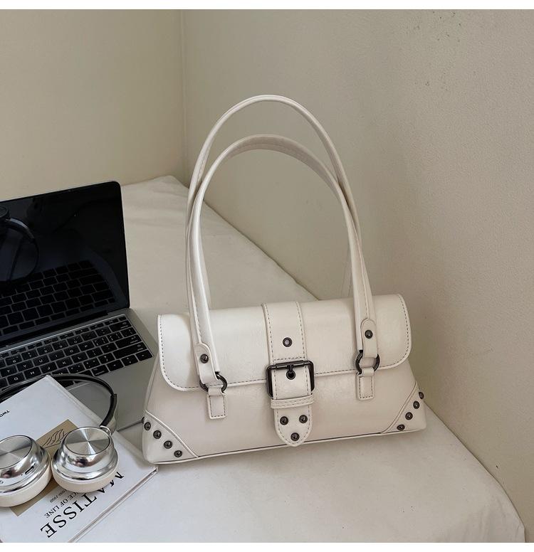 

Ретро британская сумка-локомотив женская 2025 осень и зима новая трендовая модная нишевая сумка-багет с заклепками под мышкой