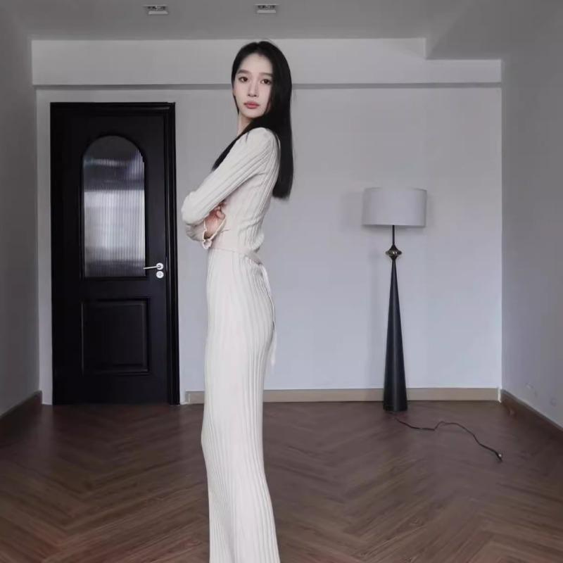 V-neck long-sleeved knitted dress women's autumn new temperament waist strap slim hip-wrapped long skirt
