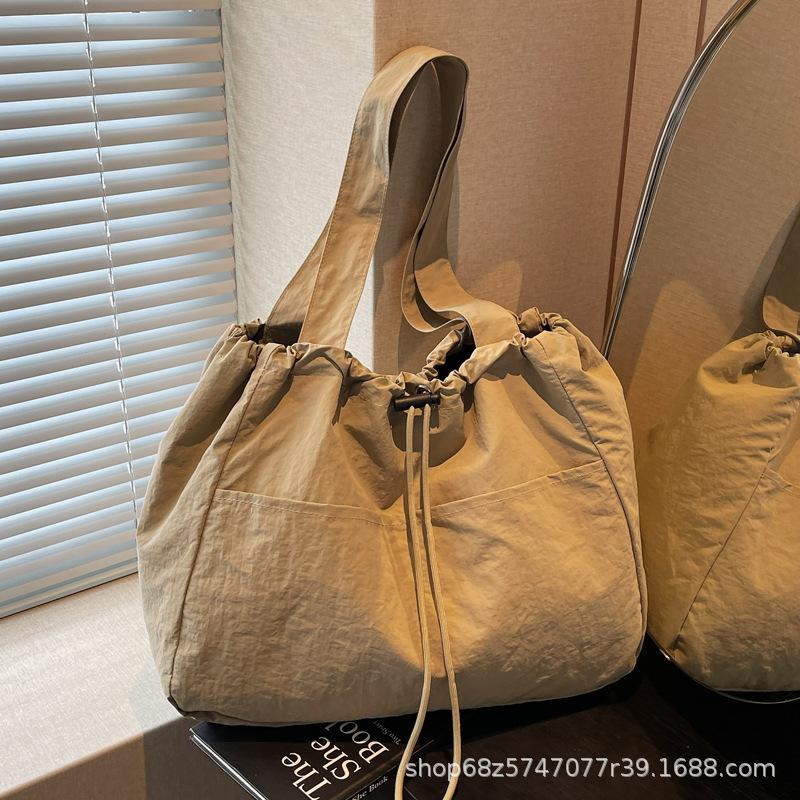 2025 New Solid Color Large Capacity Niche Design Fashionable Versatile Shoulder Bag Handbag Student Class Tote Bag