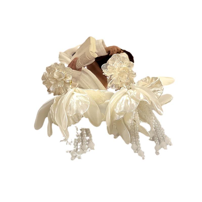 Trendige Französische Retro Weiße Blume Perle Quaste Ohrstecker