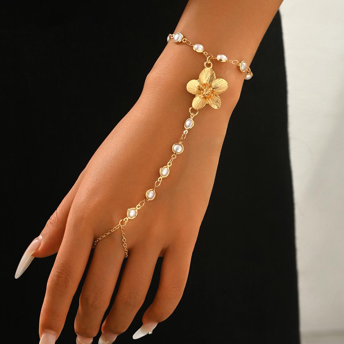 Elegant Faux Pearl Flower Finger Hand Chain Bracelet Adjustable Dainty Boho Summer Beach Bridal Jewelry for Women 16cm