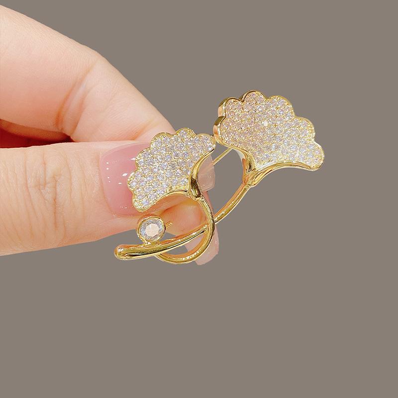 Elegant Pearl Ginkgo Leaf Anti-glare Brooch Feminine Suit Corsage Accessory High-end and Light Luxury Coat Pin