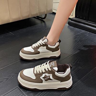 Mode Beliebte Damen-Sneaker 2024 Frühling neue vielseitige Freizeitschuhe mit dicker Sohle Damen Schwamm-Sneaker