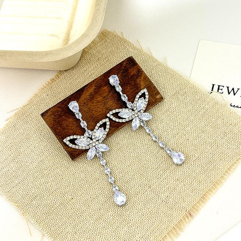 

Lügong Elegant Long Zircon Tassel Earrings: Luxury Butterfly Studs for Women серебряный