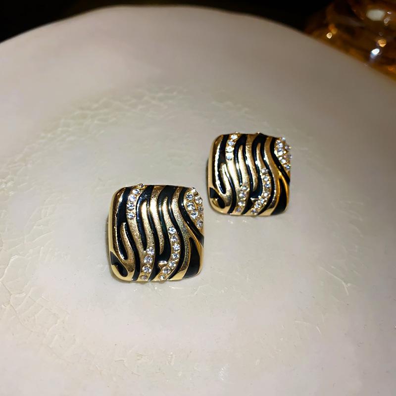 

Silver Needle Diamond Square Oil Drop Earrings European and American Personality Design Sense Earrings Niche Light Luxury Temperament Earrings Women