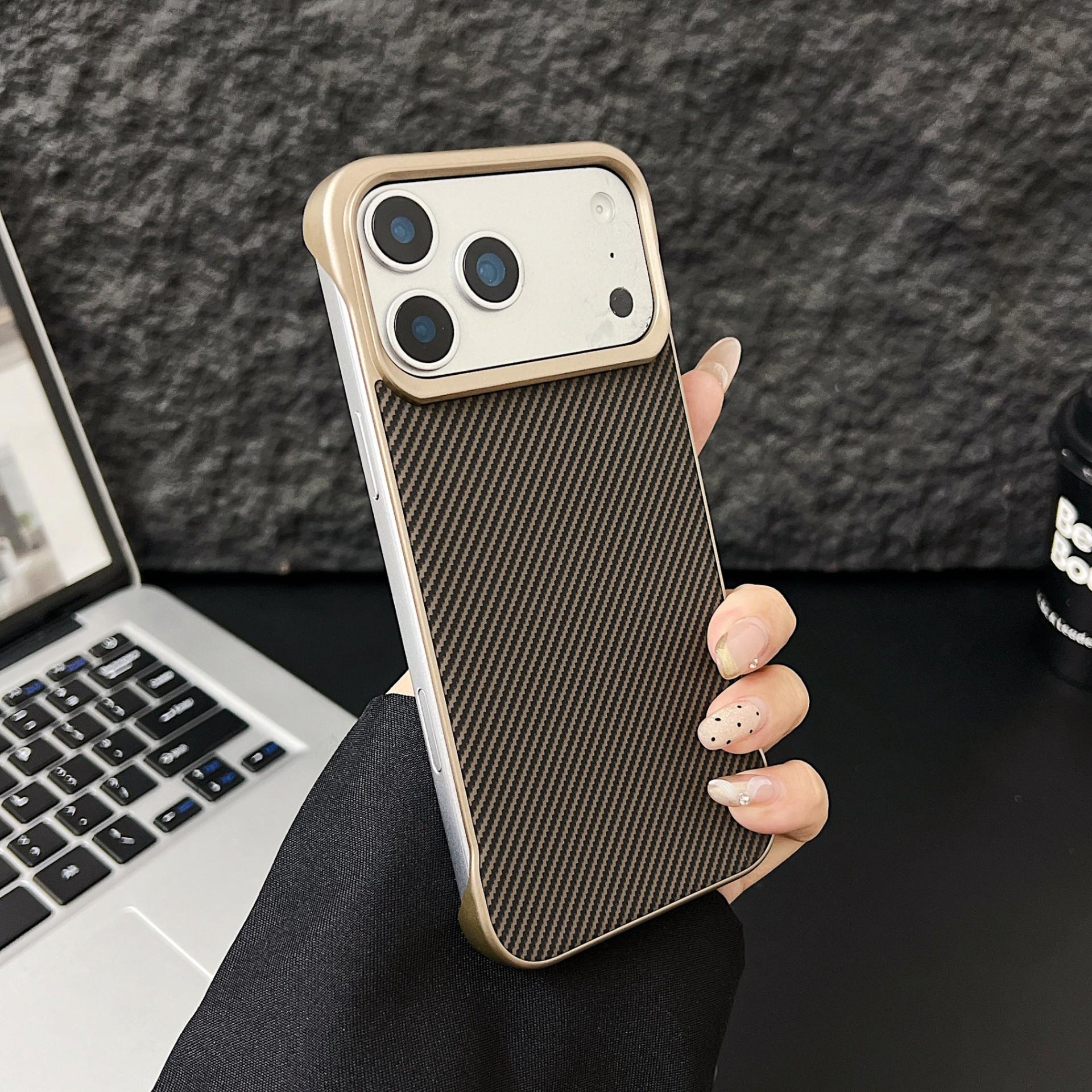 Безрамочный магнитный чехол с текстурой углеродного волокна для iPhone 17 Pro Max iPhone 15