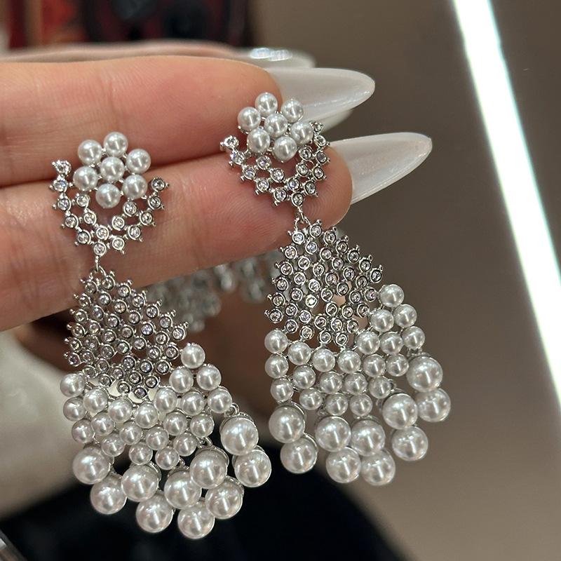 Silver needle with water drop diamond fringed pearl stud earrings, court style heavy industry retro temperament earrings, light luxury earrings.