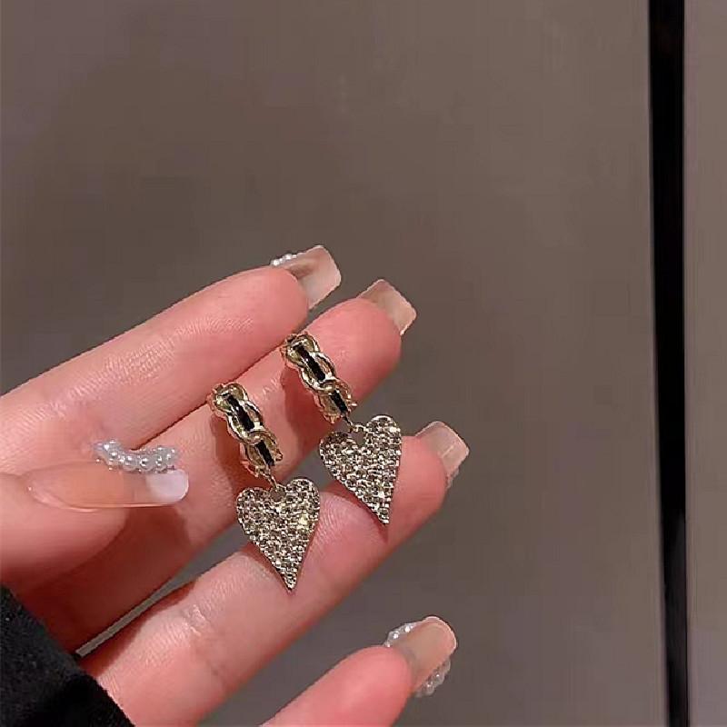 Light Luxury Temperament Design Sense Love Earrings Women's New Stud Earrings Retro High-end Sense Versatile Trendy Earrings
