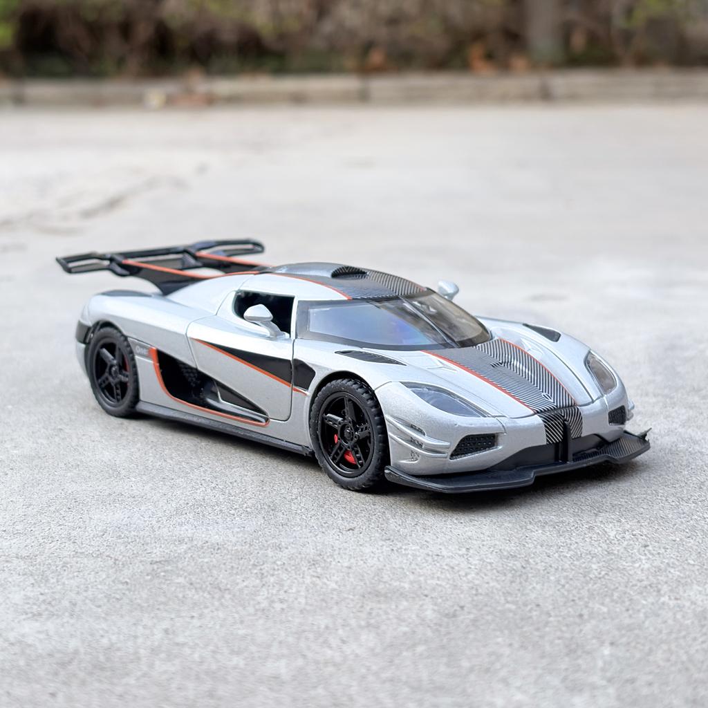 Koenigsegg One1 Alloy Car Model Realistic Supercar Sound Light Return Toy Car Display Piece High Quality Collectible Model