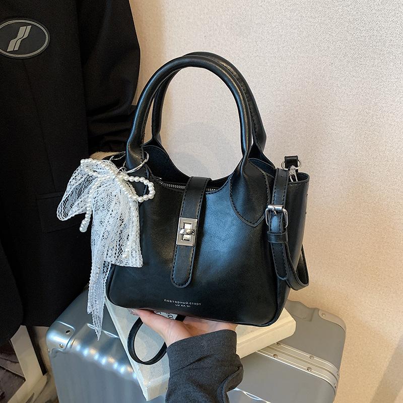 High-end foreign-style portable bucket bag women's 2025 new fashion spring and summer popular Korean version of shoulder messenger bag