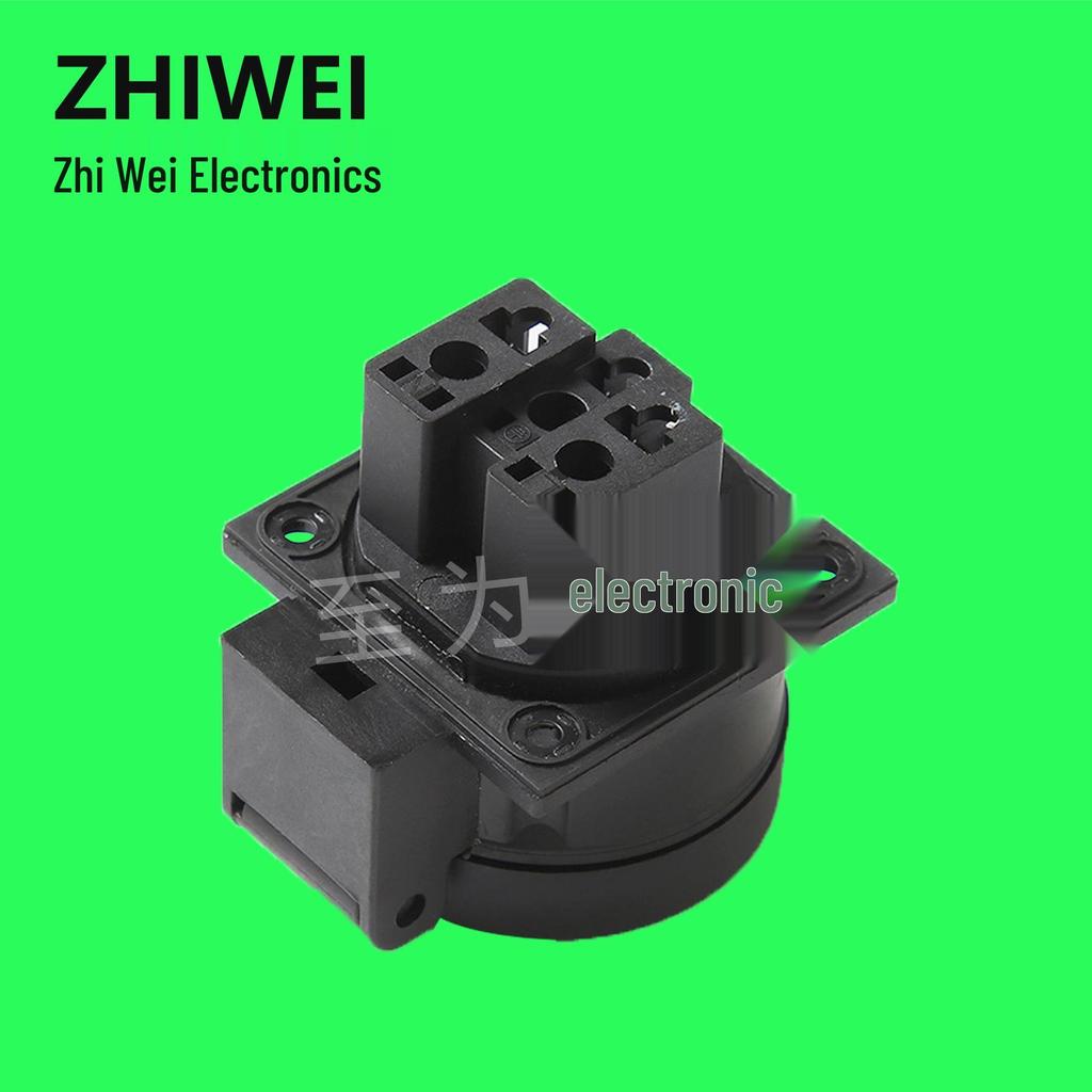 Portable 10A Industrial Power Socket with IP55 Waterproof & Dustproof Protective Lid