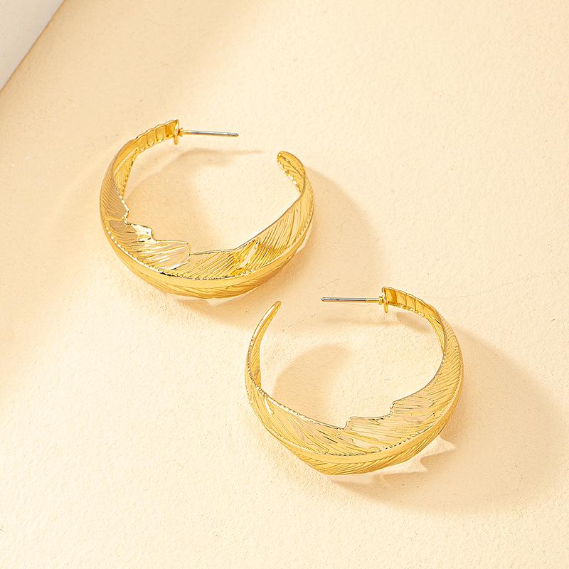 

Retro Geometric Circle & Leaf Stud Earrings: Simple, Elegant C-Shaped Design for Women