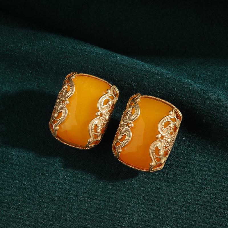 Yong Nuo Vintage Retro Luxury Amber Yellow Stone Ring with Hollow Square Design in Electroplated Real Gold.