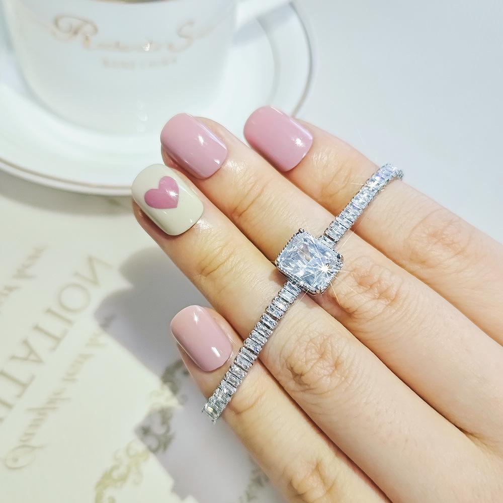 Sophisticated Square Zircon Bracelet: Elegant and Versatile for Daily Commutes or Banquets