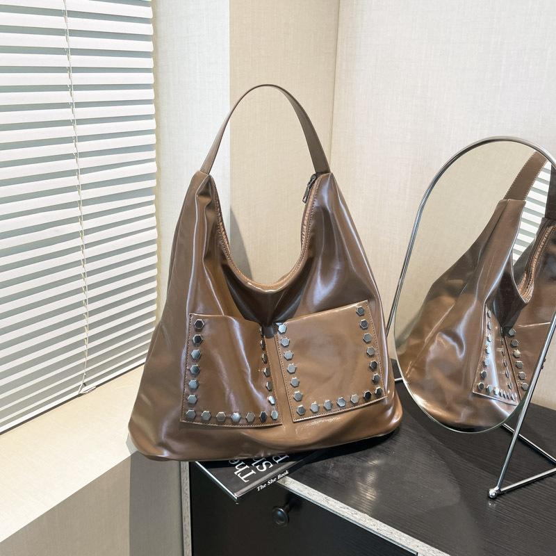 

Fashion bag women s large capacity high sense women s commuting big bag retro rivet portable tote bag