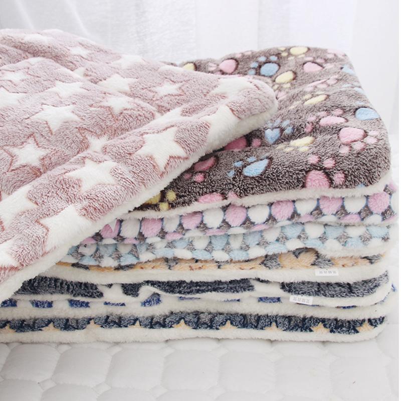 Miękka flanelowa zagęszczona podkładka z polaru dla zwierząt koc dla zwierząt mata na łóżko dla szczeniaka poduszka na sofę domowy dywanik utrzymuj ciepło pokrowiec do spania