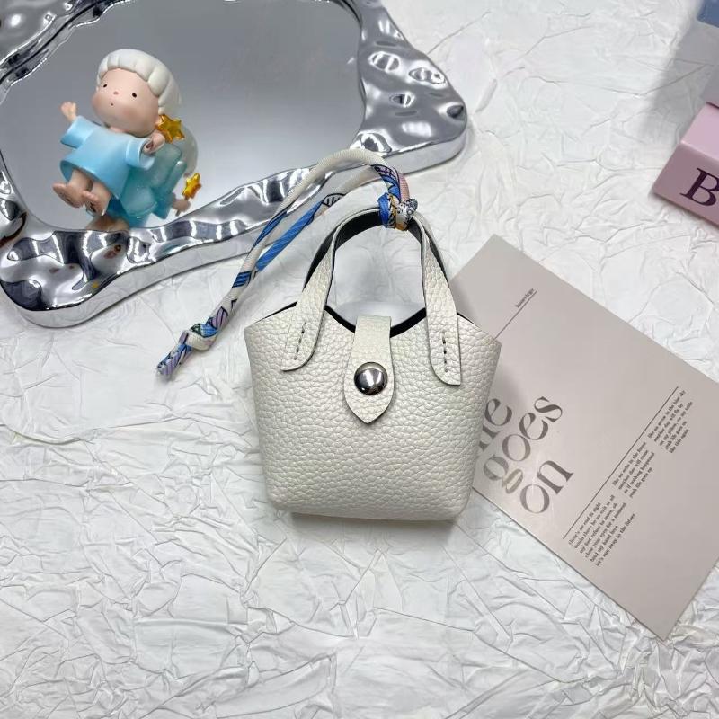 1Pcs Creative Bluetooth Earphone Bag Mini Cute Basket Bag Pendant High-Grade Leather Car Keychain Small Items Handbag