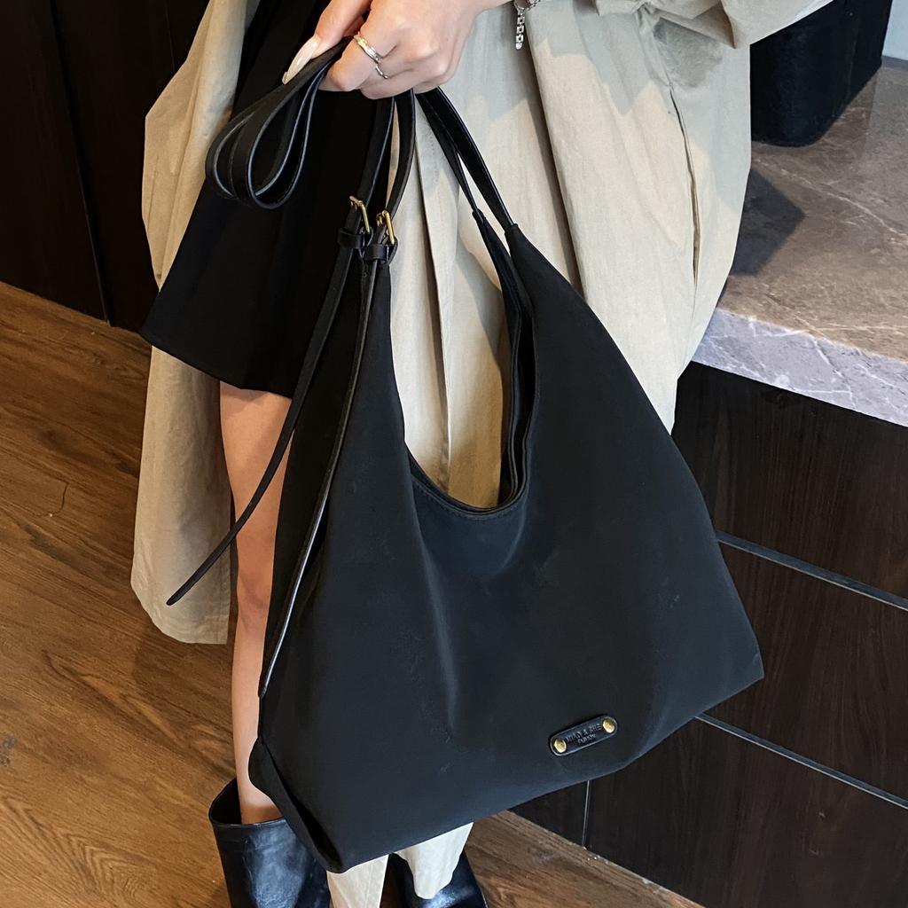 Large-capacity tote water bag women's 2025 new fashion versatile niche commuter shoulder bag underarm bag