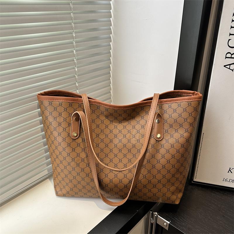 Large-capacity commuter retro tote bag women's new high-end handbag beautiful trendy shoulder bag underarm bag