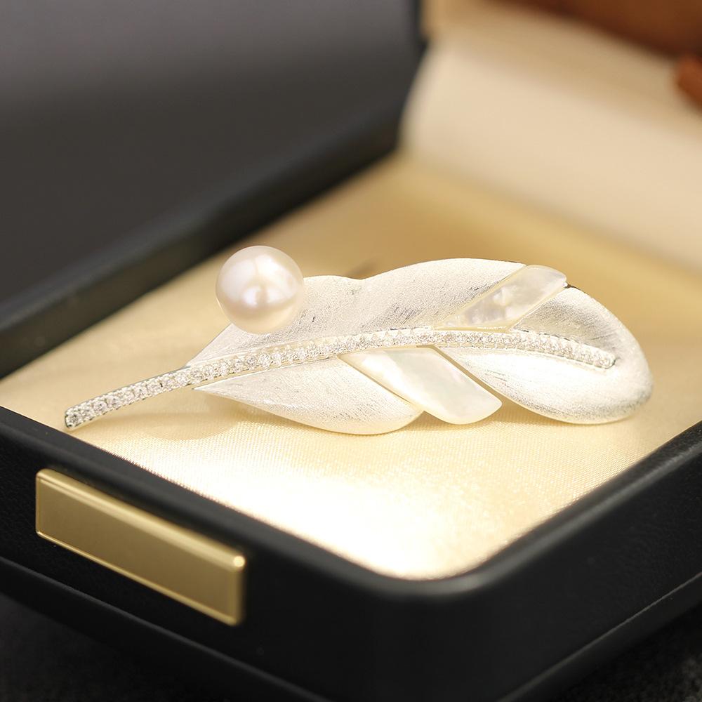 New High-end Gold and Silver Two-color Brushed Craft Feather Brooch Temperament Natural Fritillary Pearl Pin Anti-light