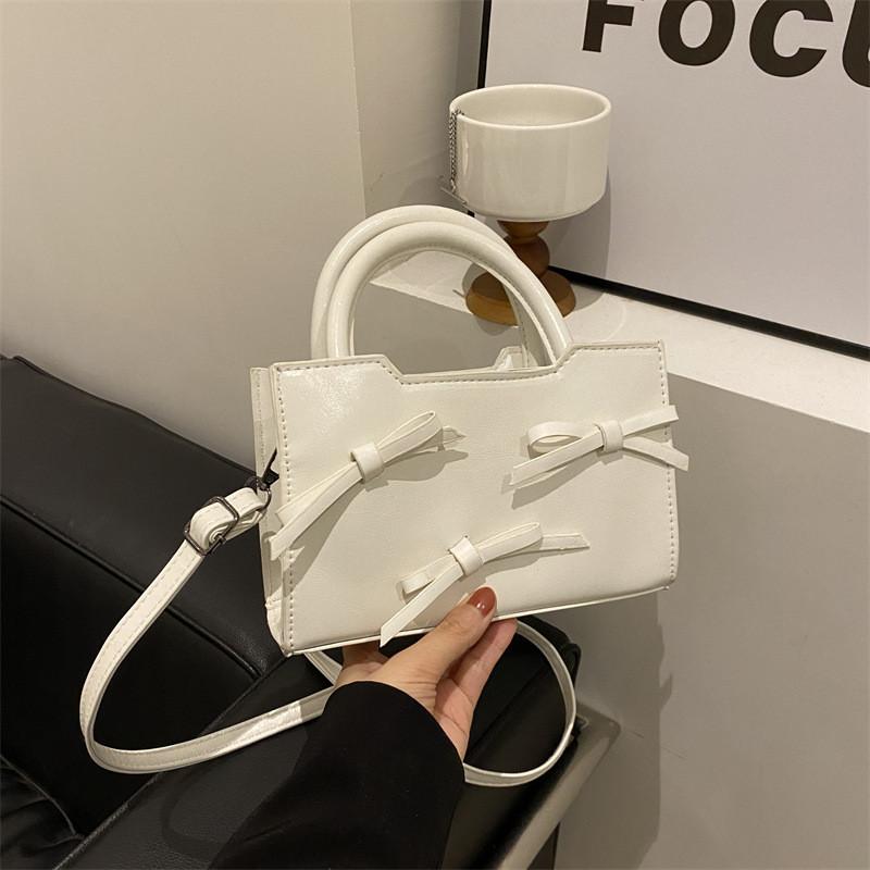 Trendy Commuter Handbag With Street-style Vibes And Chic Elements