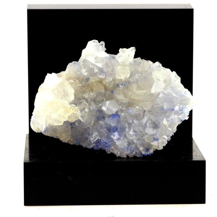 Pierres et Minéraux. Quartz + Dumortierite. 364.5 ct. Vaca Morta quarry, Bahia, Brésil.