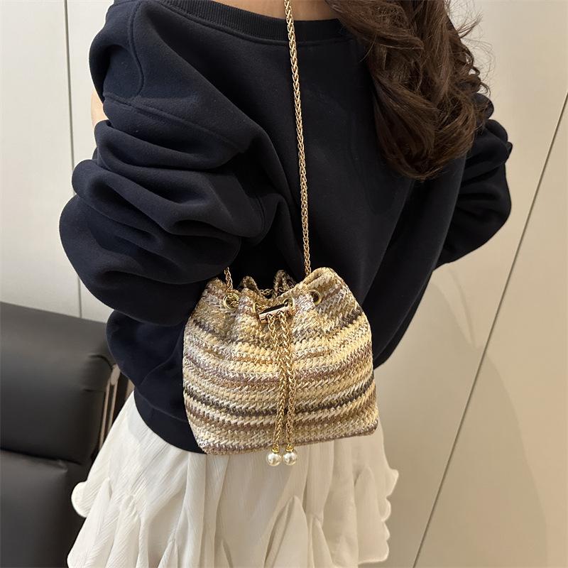 Modische ethnische Stil Stroh gewebte Eimer Tasche Damen Tasche Sommer Neu Kontrastfarbe Umhängetasche Trendige Kette Umhängetasche