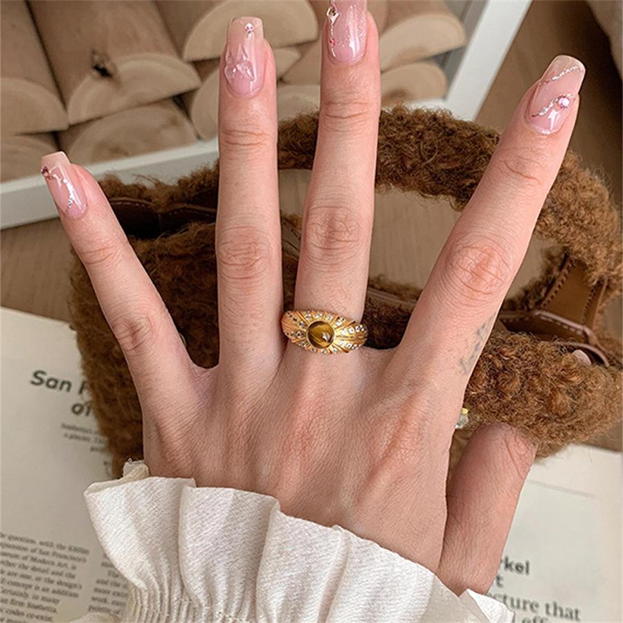 Medieval gold tiger s eye stone brushed ring, slightly inlaid zircon index finger ring, light luxury ring jewelry.