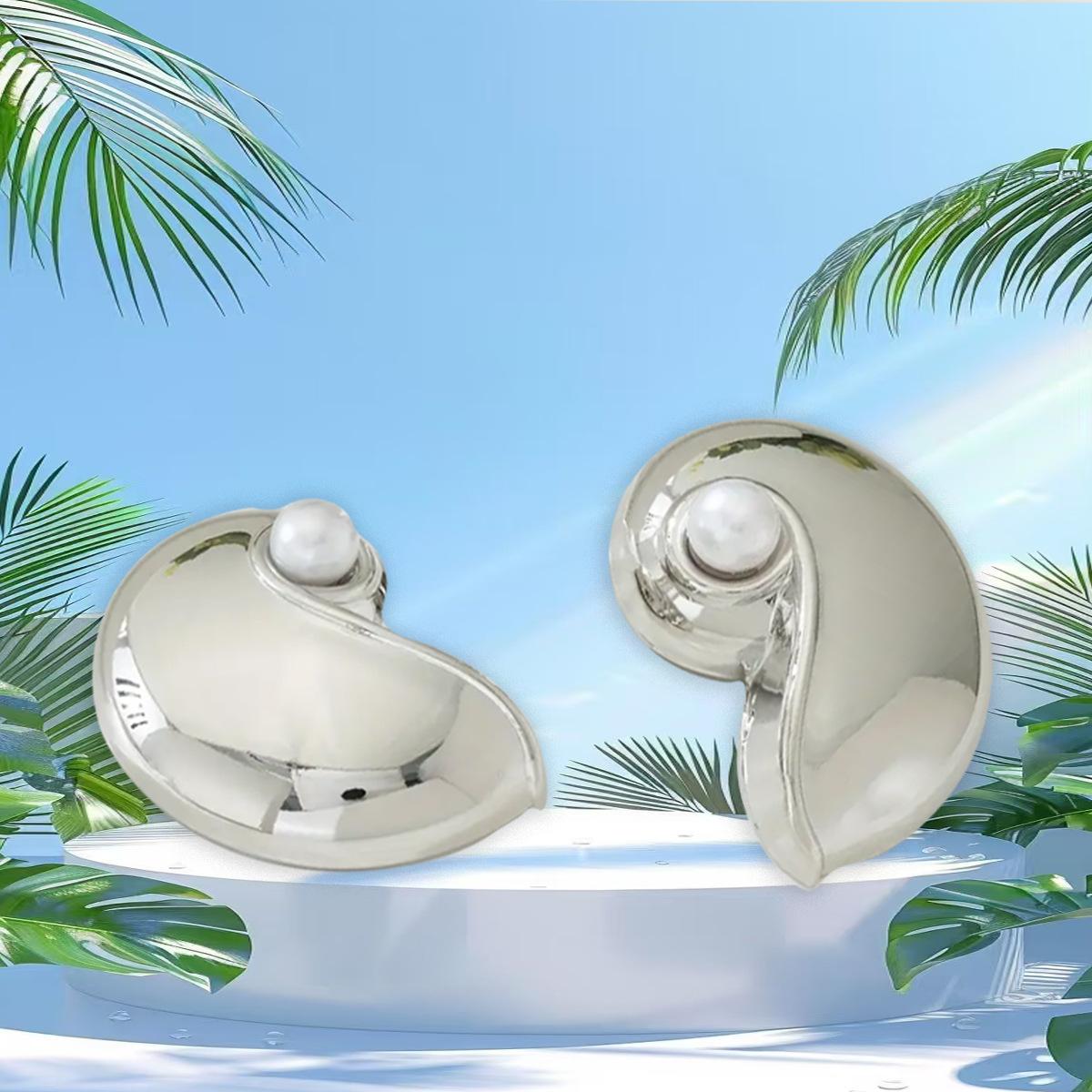 

A pair of stylish pearl conch earrings, suitable for women on festivals and daily leisure vacations срібло сірий колір
