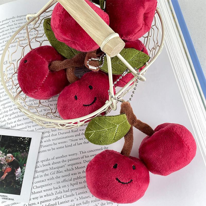 Entzückender Frucht-Plüschanhänger Kirschpuppen-Schlüsselanhänger Winziges Zubehör für Schultaschen Entworfen im simulierten Kirschstil Neueste Ankunft