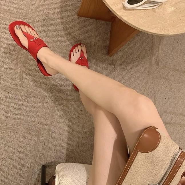 Leather Retro Metal Buckle Toe Flip-flops Shoes Women's Flat Summer Wear a Pedal Beach Sandals