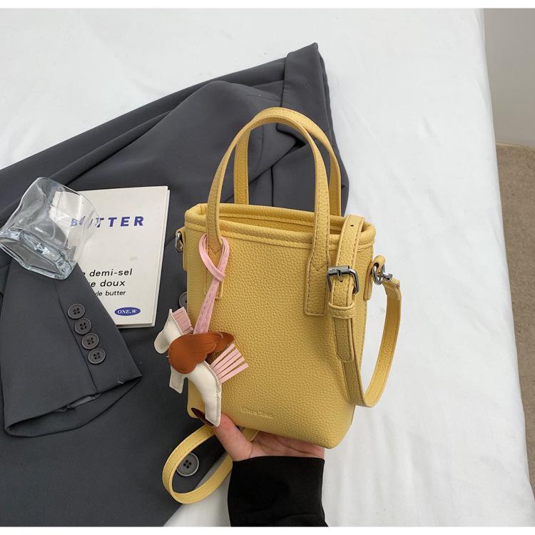 

This year s popular simple style 2025 solid color casual portable bucket bag women s fashion versatile foreign style texture messenger bag жёлтый