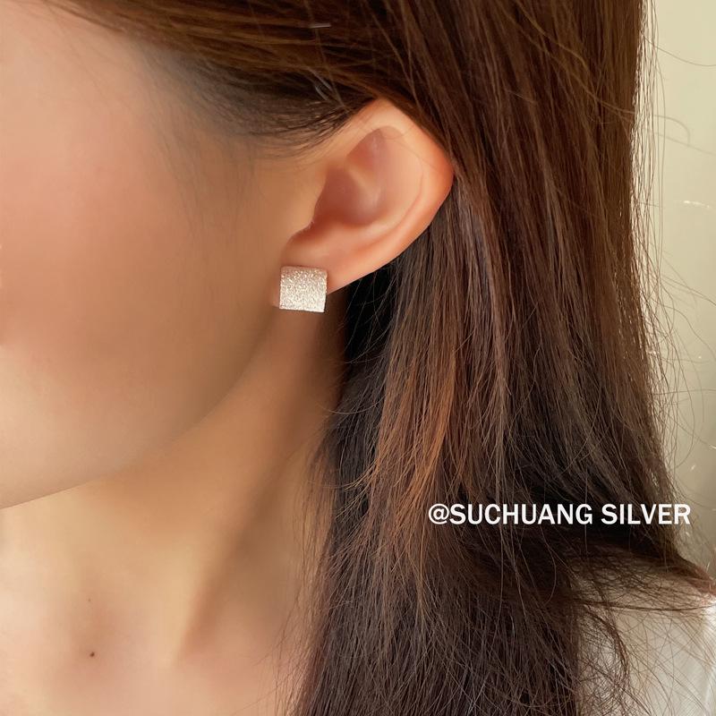 Su Chuang S925 Sterling Silver Frosted Square Stud Earrings - High-End Design for Women, Light Luxury Style.