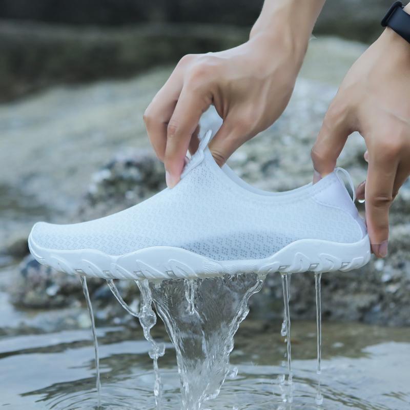 Heiß verkaufte Unisex-Wasserschuhe mit rutschfesten und atmungsaktiven weich besohlten Strandsandalen für Herren-Schwimmschuhe 36-46