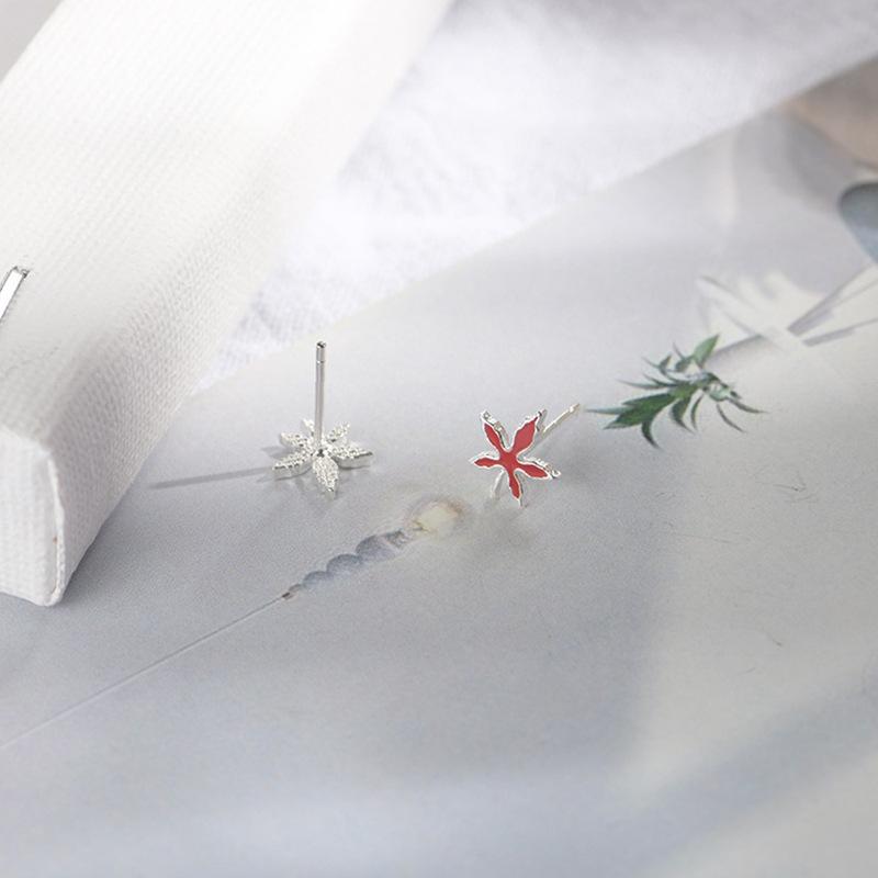 Maple Leaf Stud Earrings Women's Simple Niche Design Sense Red Leaf Metal Earrings Temperament Commuting Small Earrings