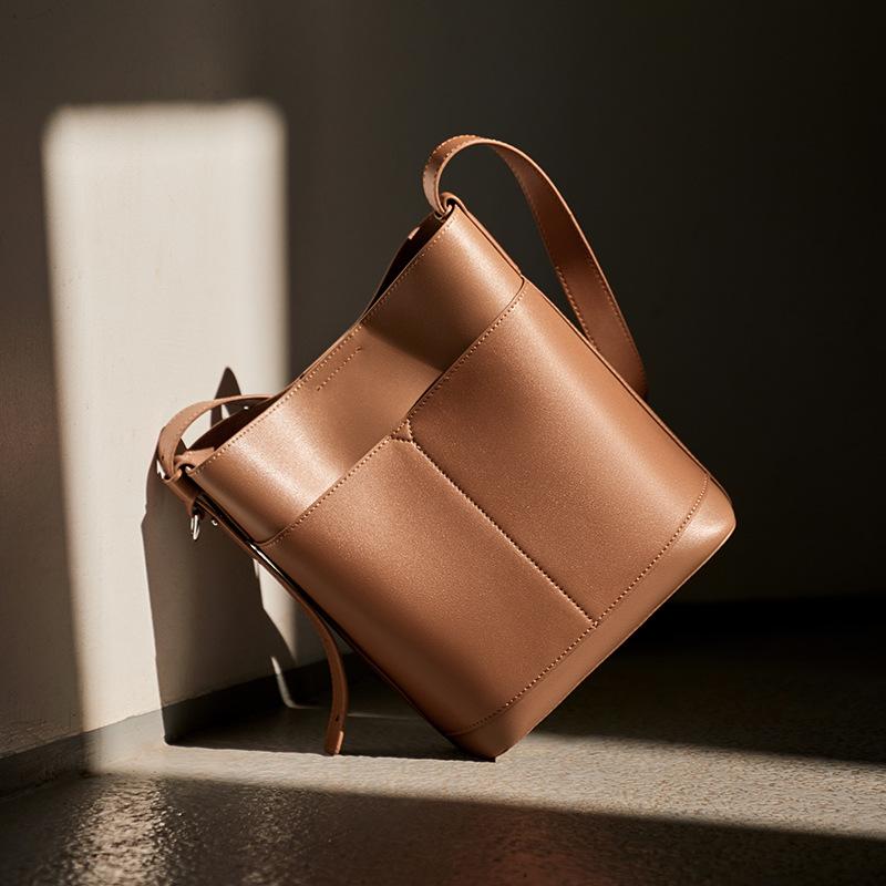 

Mrs. Qiao s Trendy Bags for Women 2025 New Bucket Bag Women s Crossbody Bag High-Quality Genuine Leather Women s Bag Upper Width26.5CM*Lower W золотисто-коричневый