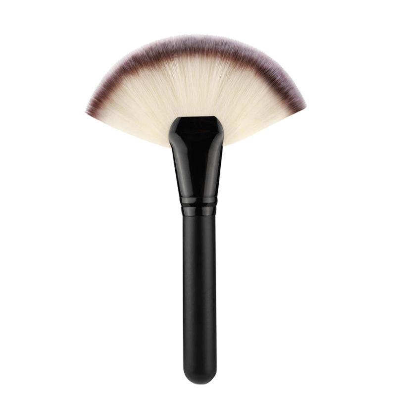 Single Fan-shaped Highlight Brush Evenly Painted, Soft Fan-shaped Makeup Brush