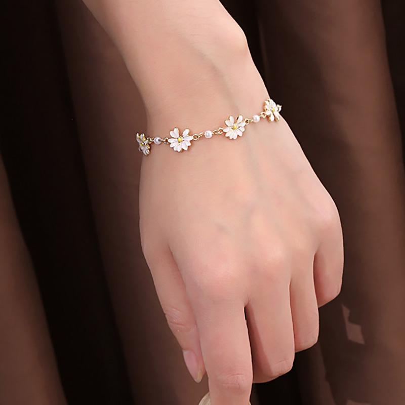 White Daisy Pearl Bracelets for Women Sweet Flower Bracelet Fashion Statement Hand Jewelry Summer Accessories Girls Gifts