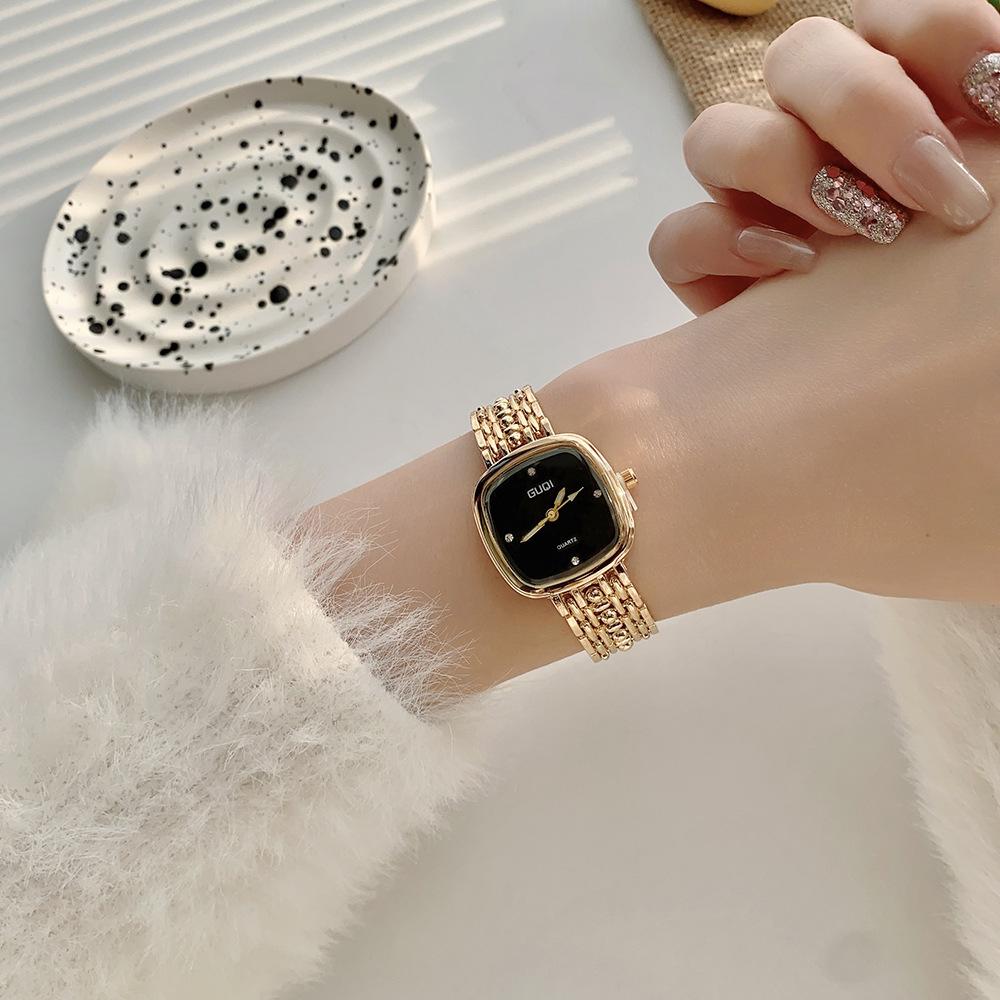 

Простые маленькие квадратные часы женские ретро литературные и художественные маленькие ароматные кварцевые часы высококлассные маленькие золотые часы